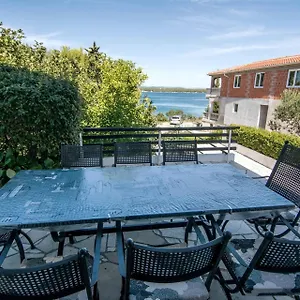 Prázdninový dům Sea Breeze - House On The, Tkon